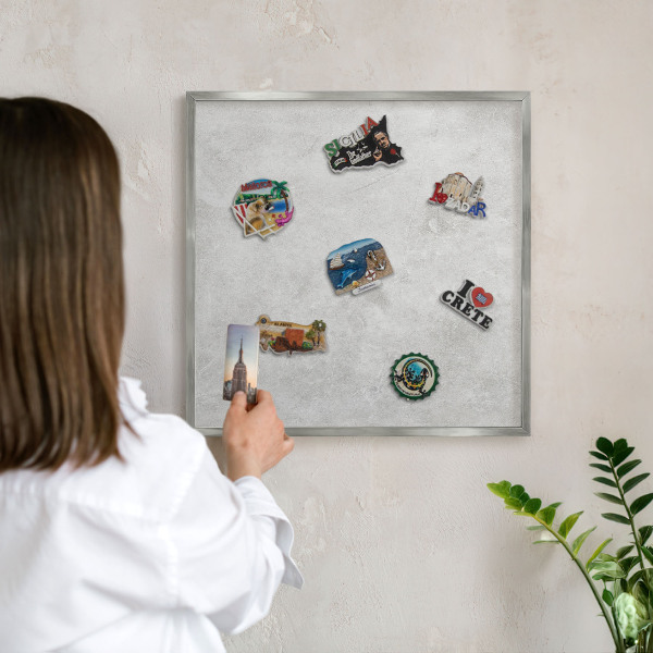 Decoratief metalen magneetbord in een zilveren lijst Grijze elegantie