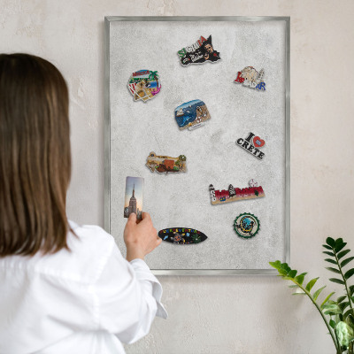 Decoratief metalen magneetbord in een zilveren lijst Grijze elegantie