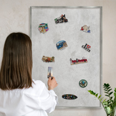 Decoratief metalen magneetbord in een zilveren lijst Grijze elegantie