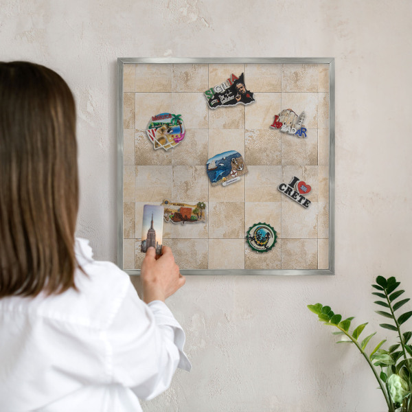 Magneetbord voor souvenir magneten met zilveren lijst Neutrale elegantie