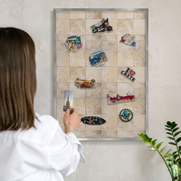 Magneetbord voor souvenir magneten met zilveren lijst Neutrale elegantie