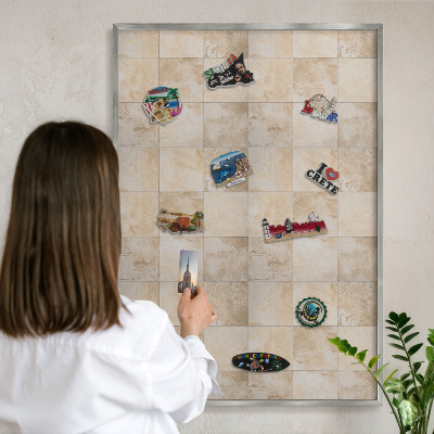Magneetbord voor souvenir magneten met zilveren lijst Neutrale elegantie