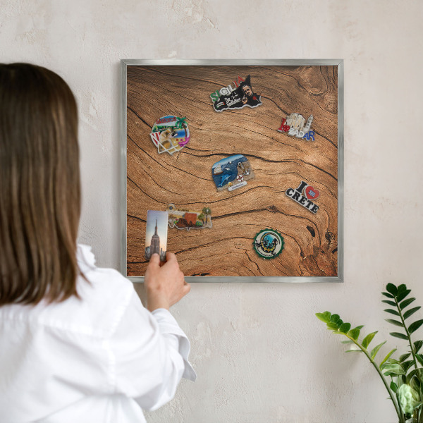 Magneetbord voor souvenir magneten met zilveren lijst Houtnerf