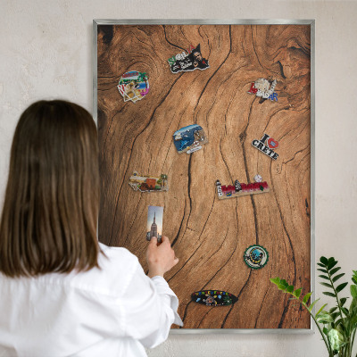 Magneetbord voor souvenir magneten met zilveren lijst Houtnerf