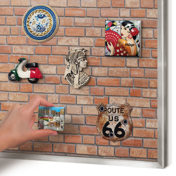 Decoratief metalen magneetbord in een zilveren lijst Bakstenen muur