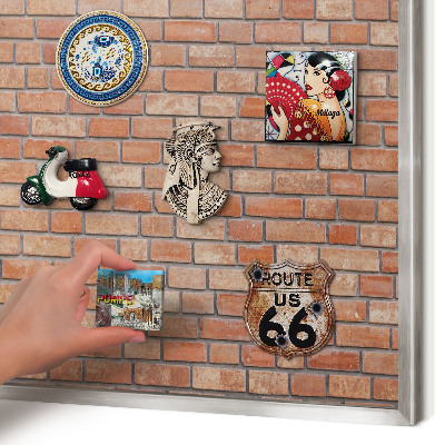 Decoratief metalen magneetbord in een zilveren lijst Bakstenen muur