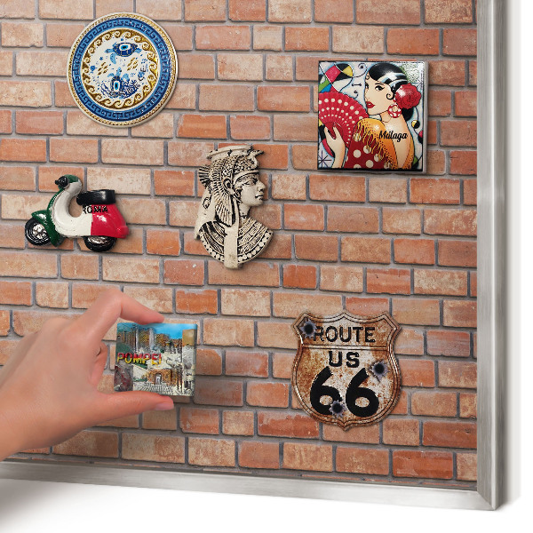 Decoratief metalen magneetbord in een zilveren lijst Bakstenen muur
