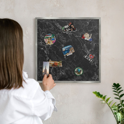 Magneetbord voor souvenir magneten met zilveren lijst Marmeren elegantie