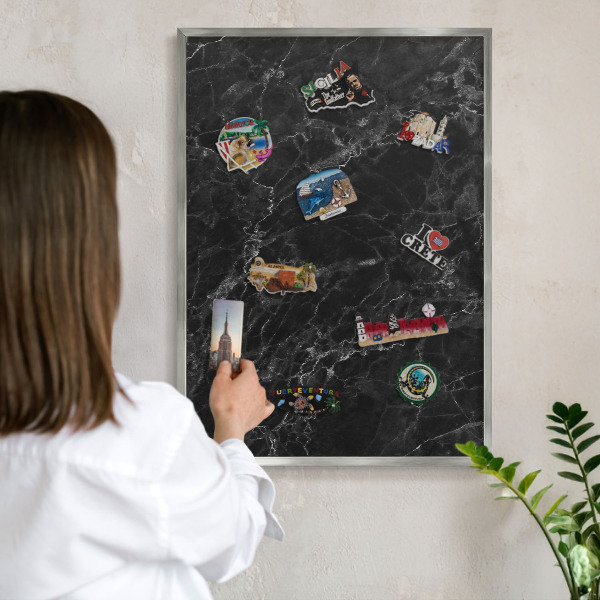 Magneetbord voor souvenir magneten met zilveren lijst Marmeren elegantie