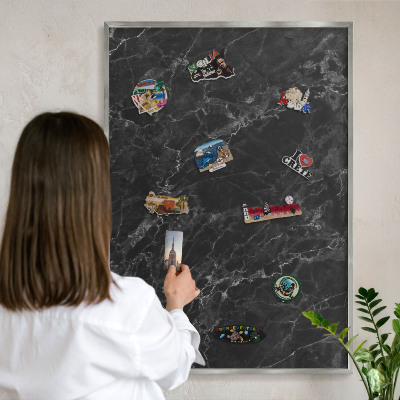 Magneetbord voor souvenir magneten met zilveren lijst Marmeren elegantie