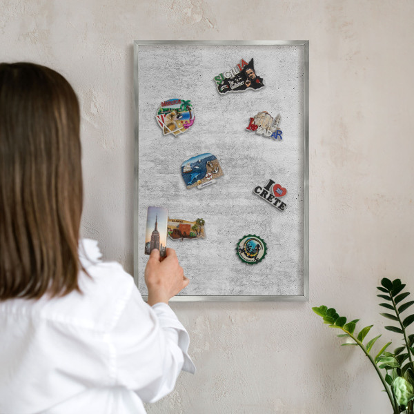 Decoratief metalen magneetbord in een zilveren lijst Grijze textuur