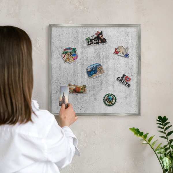 Decoratief metalen magneetbord in een zilveren lijst Grijze textuur