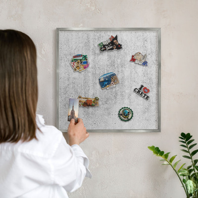 Decoratief metalen magneetbord in een zilveren lijst Grijze textuur