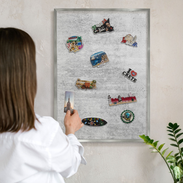 Decoratief metalen magneetbord in een zilveren lijst Grijze textuur