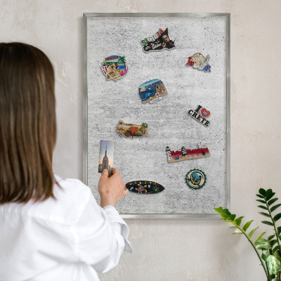 Decoratief metalen magneetbord in een zilveren lijst Grijze textuur