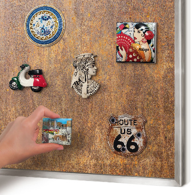 Decoratief metalen magneetbord in een zilveren lijst Roestige elegantie