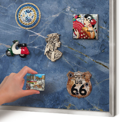Decoratief metalen magneetbord in een zilveren lijst Marmeren elegantie