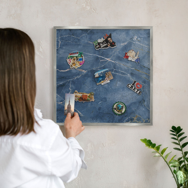 Decoratief metalen magneetbord in een zilveren lijst Marmeren elegantie
