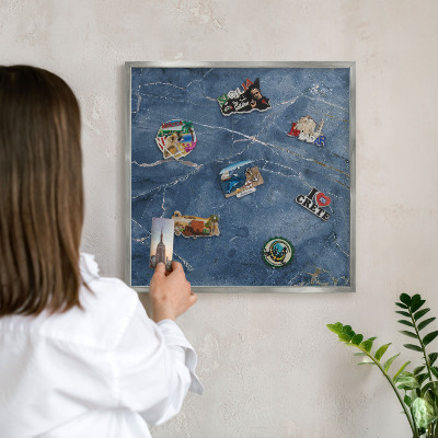 Decoratief metalen magneetbord in een zilveren lijst Marmeren elegantie