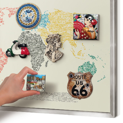 Magneetbord voor souvenir magneten met zilveren lijst Wereldkaart