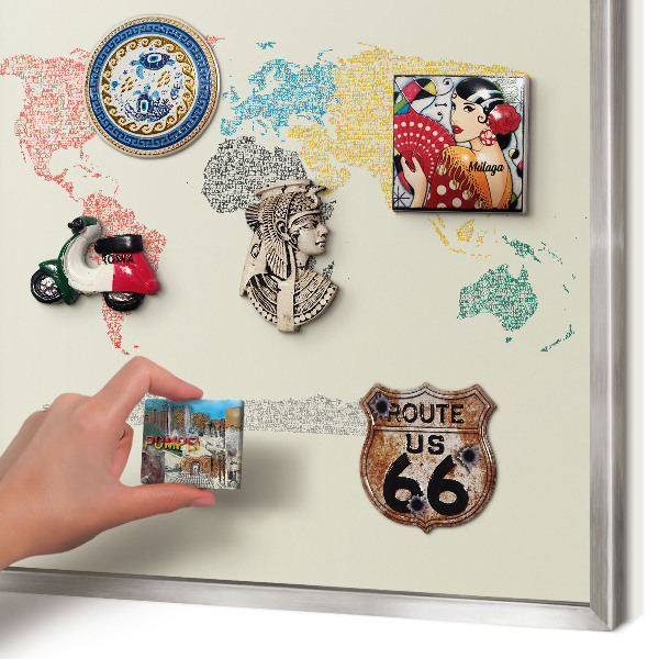 Magneetbord voor souvenir magneten met zilveren lijst Wereldkaart