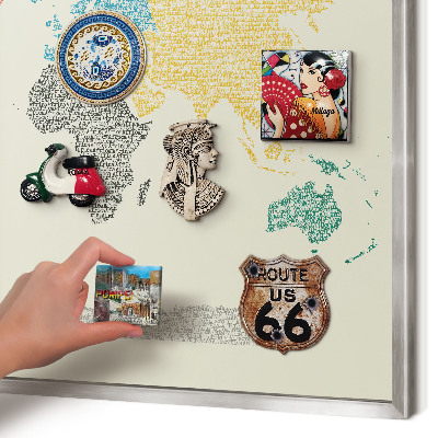 Magneetbord voor souvenir magneten met zilveren lijst Wereldkaart