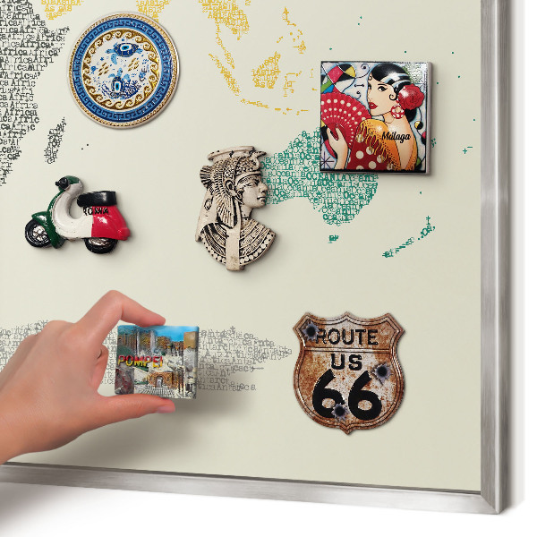 Magneetbord voor souvenir magneten met zilveren lijst Wereldkaart
