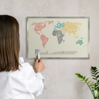 Magneetbord voor souvenir magneten met zilveren lijst Wereldkaart