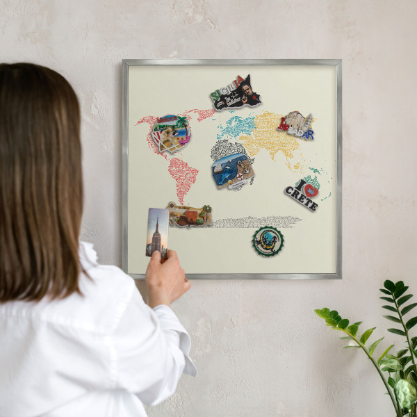 Magneetbord voor souvenir magneten met zilveren lijst Wereldkaart