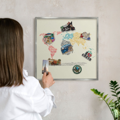 Magneetbord voor souvenir magneten met zilveren lijst Wereldkaart
