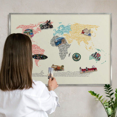 Magneetbord voor souvenir magneten met zilveren lijst Wereldkaart
