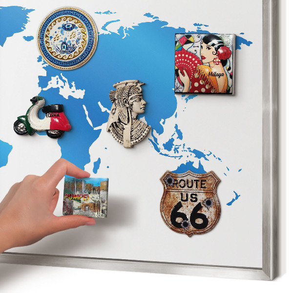 Magneetbord voor souvenir magneten met zilveren lijst Wereldkaart