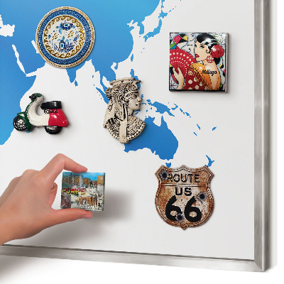 Magneetbord voor souvenir magneten met zilveren lijst Wereldkaart