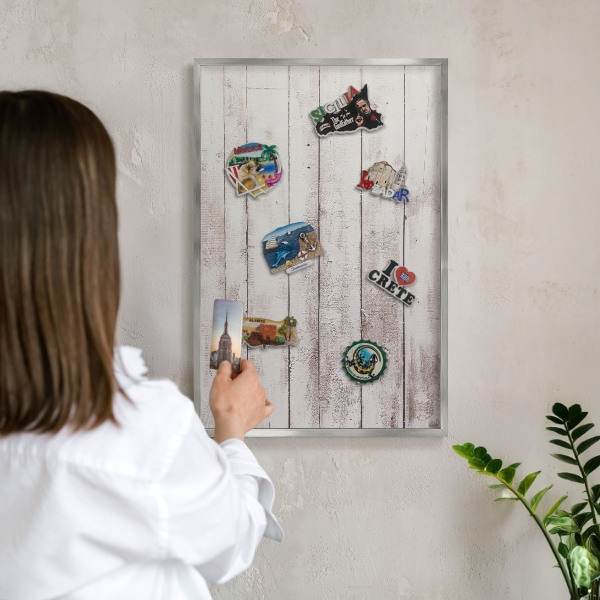 Magneetbord voor souvenir magneten met zilveren lijst Licht hout