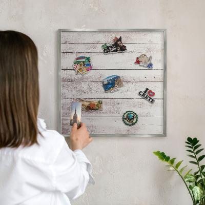Magneetbord voor souvenir magneten met zilveren lijst Licht hout