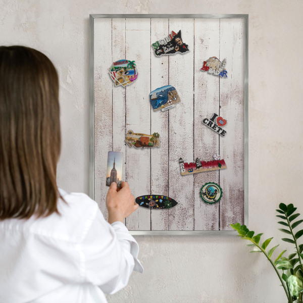 Magneetbord voor souvenir magneten met zilveren lijst Licht hout