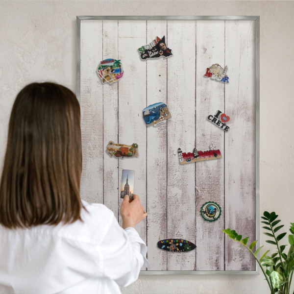 Magneetbord voor souvenir magneten met zilveren lijst Licht hout