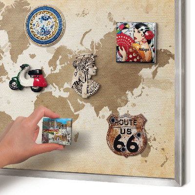 Decoratief metalen magneetbord in een zilveren lijst Wereldkaart