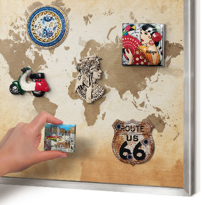 Decoratief metalen magneetbord in een zilveren lijst Wereldkaart