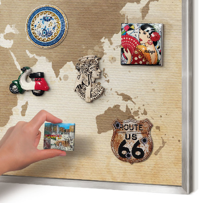 Decoratief metalen magneetbord in een zilveren lijst Wereldkaart