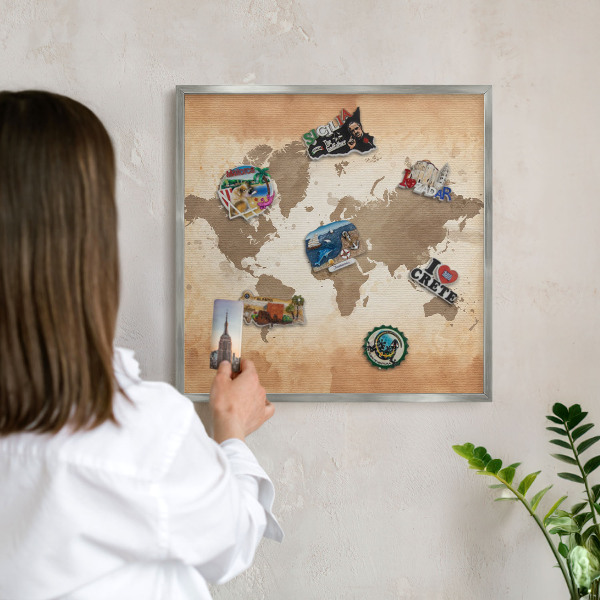 Decoratief metalen magneetbord in een zilveren lijst Wereldkaart