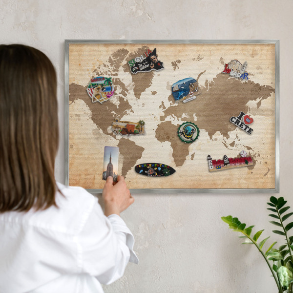 Decoratief metalen magneetbord in een zilveren lijst Wereldkaart