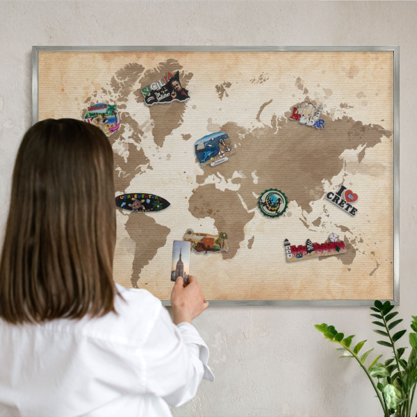 Decoratief metalen magneetbord in een zilveren lijst Wereldkaart