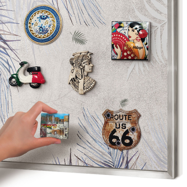Decoratief metalen magneetbord in een zilveren lijst Bladrijke elegantie
