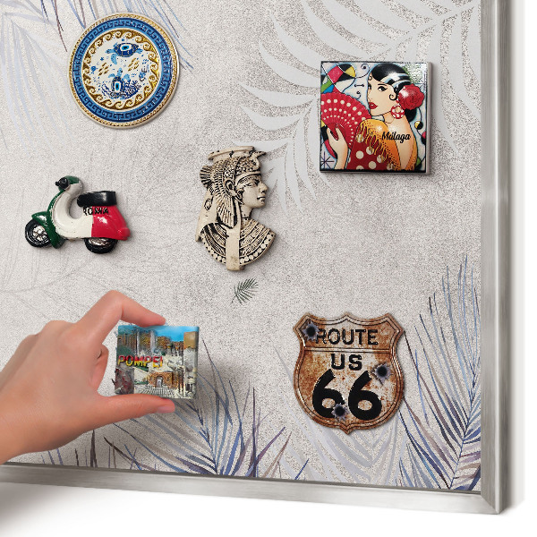 Decoratief metalen magneetbord in een zilveren lijst Bladrijke elegantie