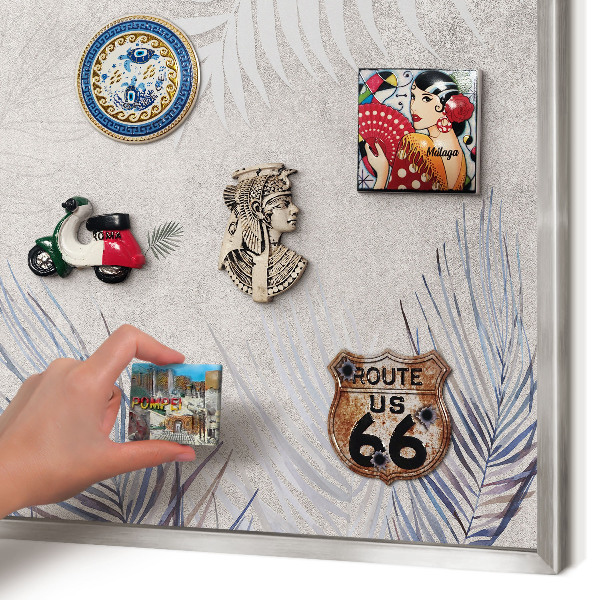 Decoratief metalen magneetbord in een zilveren lijst Bladrijke elegantie