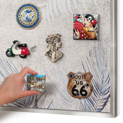 Decoratief metalen magneetbord in een zilveren lijst Bladrijke elegantie