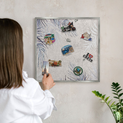Decoratief metalen magneetbord in een zilveren lijst Bladrijke elegantie