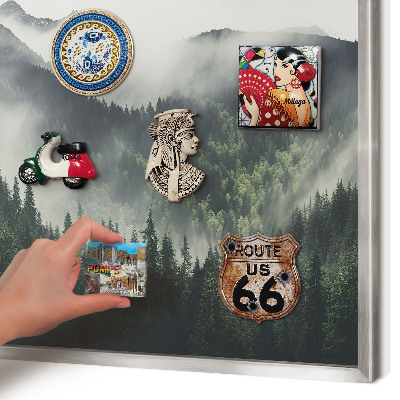 Magneetbord voor souvenir magneten met zilveren lijst Groene bergen