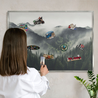 Magneetbord voor souvenir magneten met zilveren lijst Groene bergen